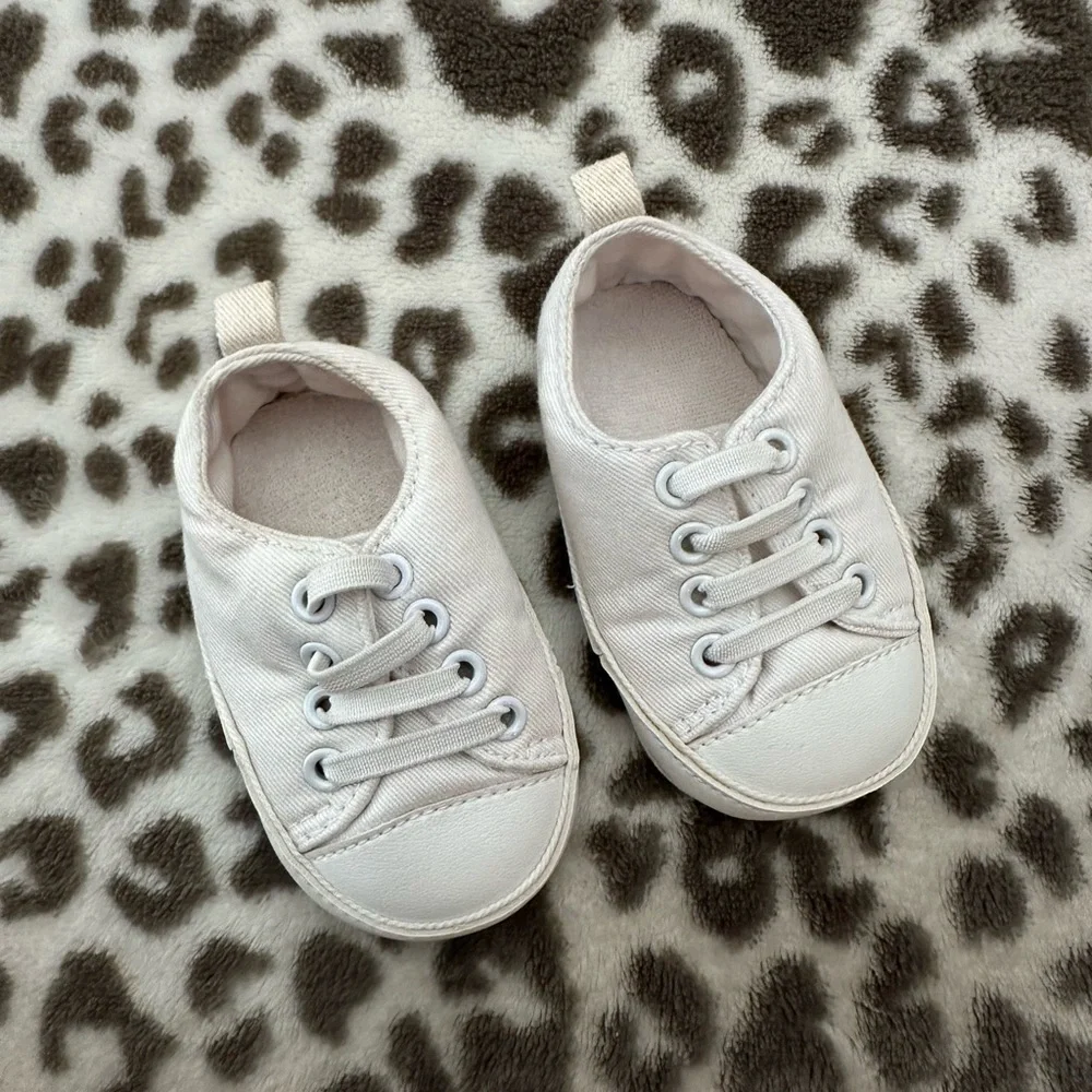 Old Navy Infant Sneakers Size 3-6 months